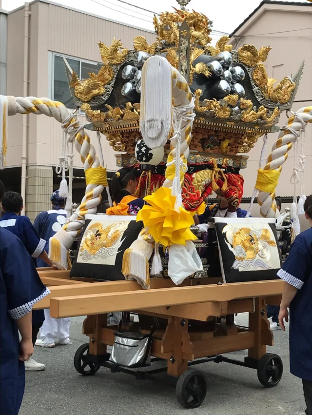 10月12日　今日は地元の秋祭り✨
せいりょう園にも屋台が巡ってきました♪♬♪
ご利用者様も掛け声に合わせて手拍子！
👏🙌🧓🏻👴🏻👵🏻👏🙌
地域一体となって祭りが盛り上がりました！！
#特別養護老人ホーム
#社会福祉法人はりま福祉会
#日の出医療福祉グループ
#せいりょう園 #介護 #介護士 #介護職
#介護の仕事 #介護施設 #介護業界
#看護師 #看護職 #兵庫県 #加古川市#祭り#秋祭り#五穀豊穣